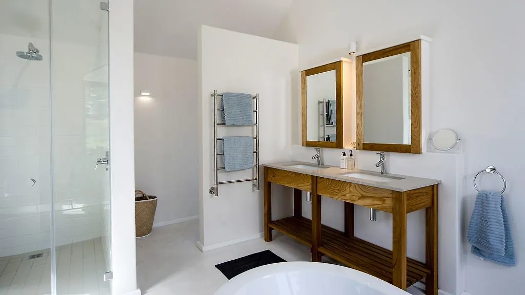 Willow Beach House - With Backup Power Noordhoek Villa